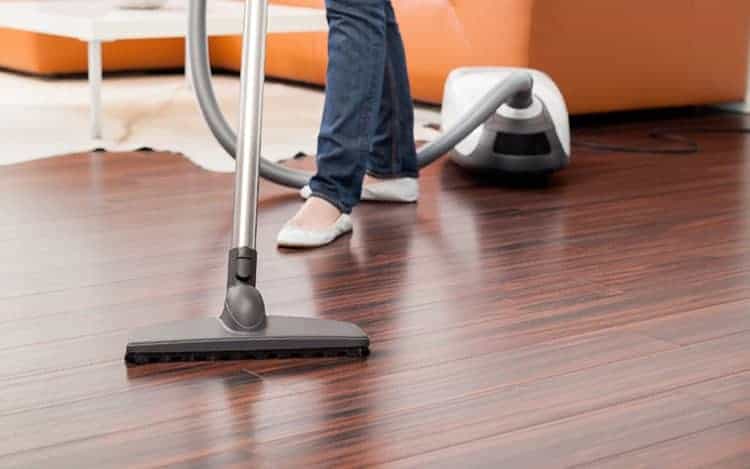 Usa la aspiradora para limpiar suelos laminados